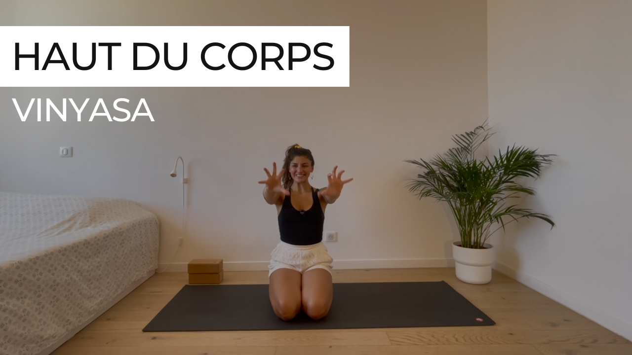 Marie guidant une séance de Vinyasa dédiée au haut du corps.