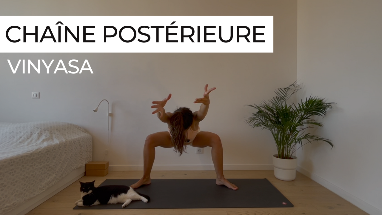 Marie guidant une séance de Vinyasa dédiée à l’arrière du corps.
