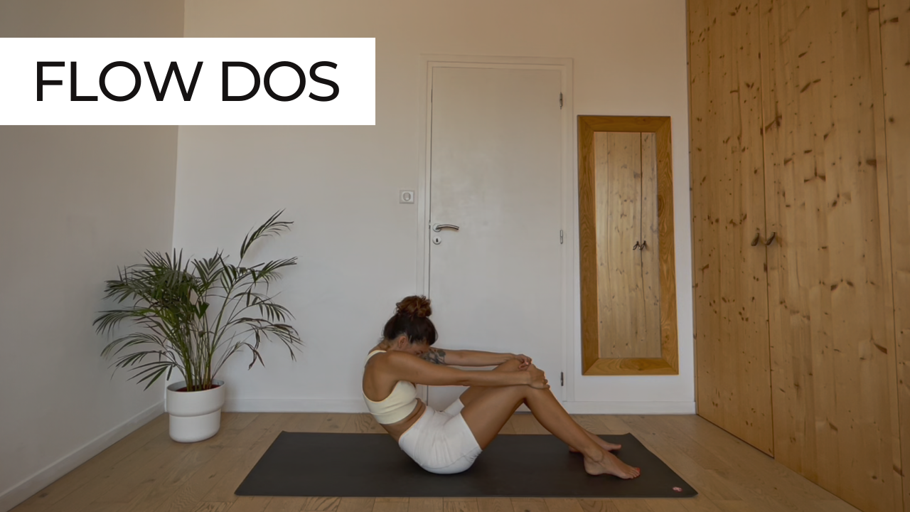 Marie guidant une séance de yoga du matin intitulée "Flow pour le dos".