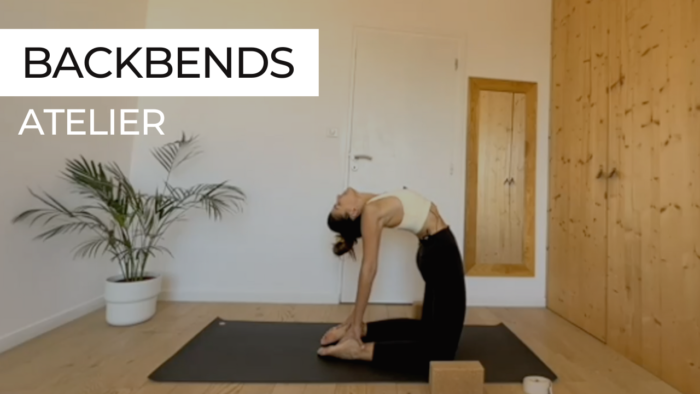 Marie guidant un atelier de yoga dédié aux backbends (extensions arrière).