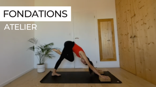 Marie guidant un atelier dédié aux fondations du yoga.