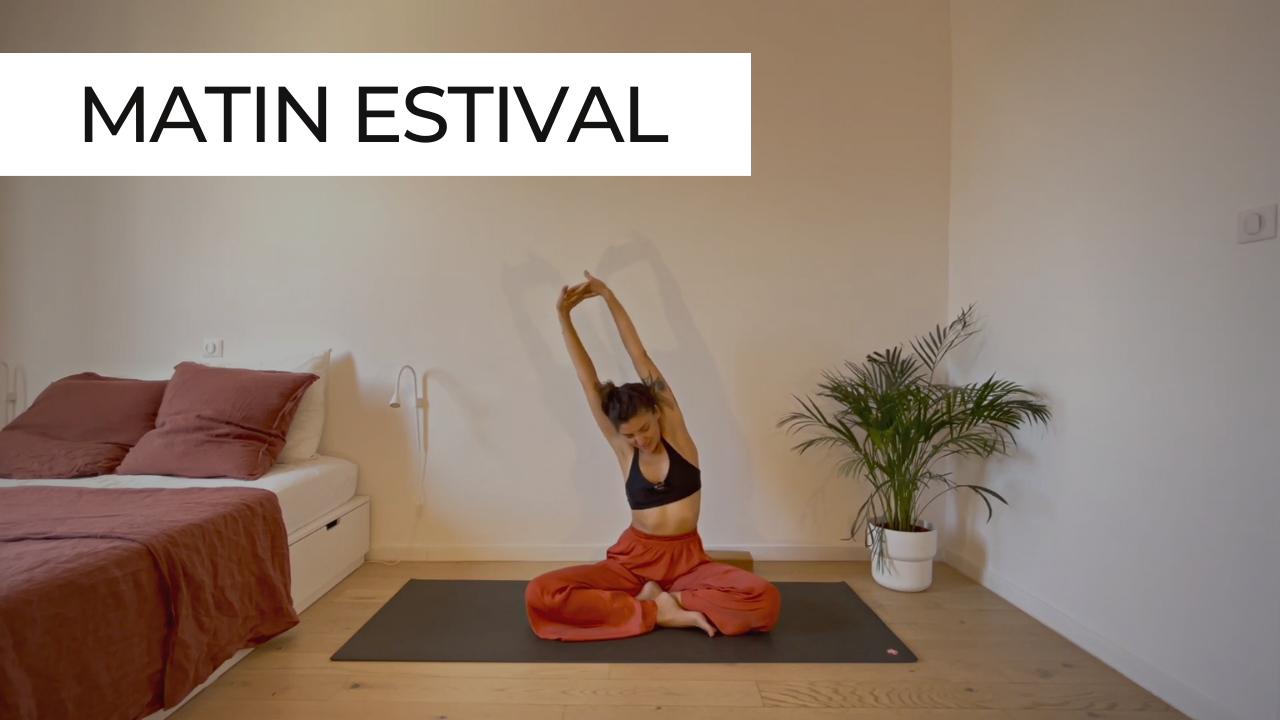 Marie guidant une séance de yoga du matin intitulée "Matin estival".
