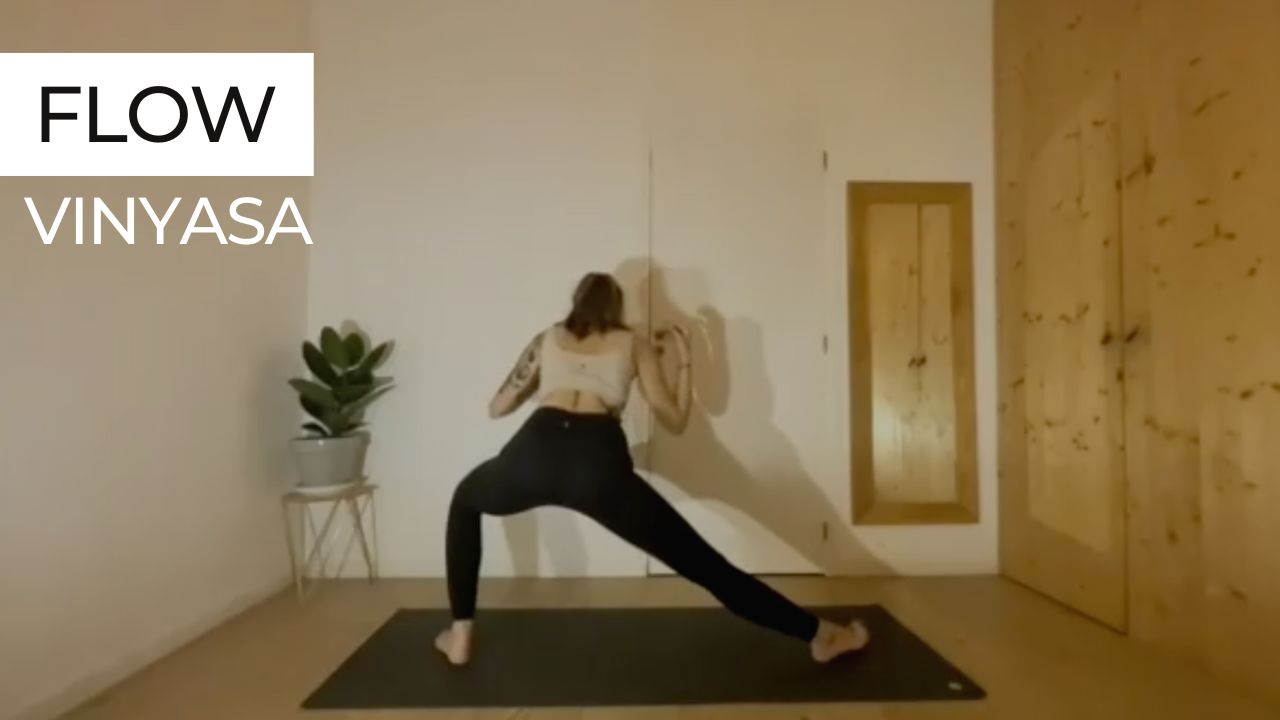 Marie guidant une séance de vinyasa intitulée "Flow".