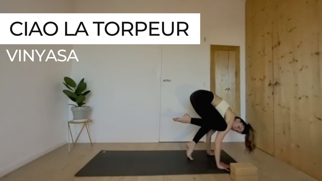 Cours de yoga vinyasa, posture du corbeau