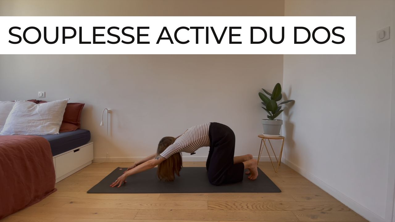 Marie pratiquant une séance courte de yoga intitulée "Souplesse active du dos".