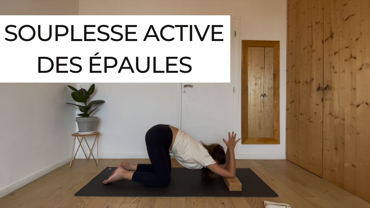 Marie pratiquant une séance courte de yoga intitulée "Souplesse active des épaules".