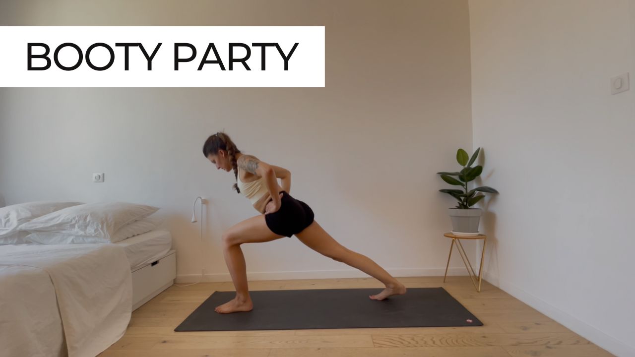 Marie en posture de renforcement des fessiers lors d’une séance intitulée "Booty Party".