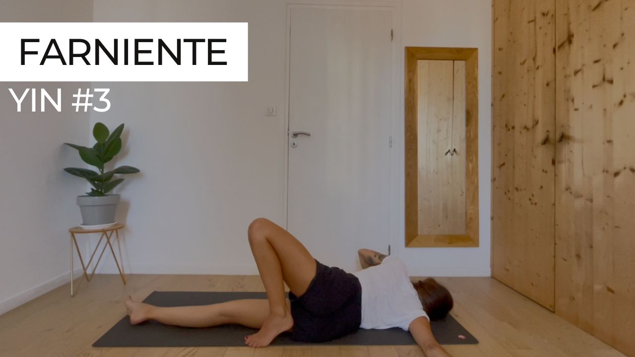 Marie en posture relaxante lors d’une séance de Yin Yoga intitulée "Farniente".