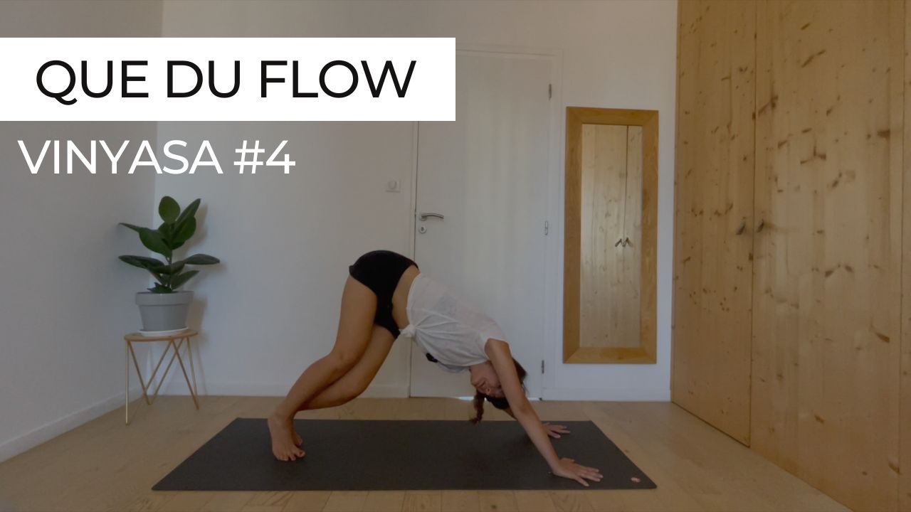 Marie en mouvement fluide lors d’une séance de vinyasa intitulée "Que du flow".