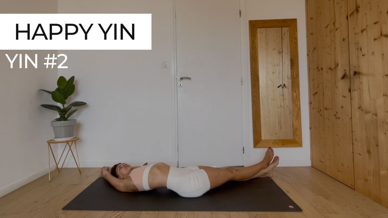 Marie en posture relaxante lors d’une séance de Yin Yoga intitulée "Happy Yin".