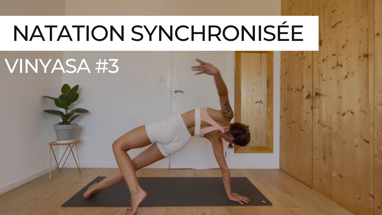 Marie en mouvement fluide lors d’une séance de vinyasa intitulée "Natation synchronisée".