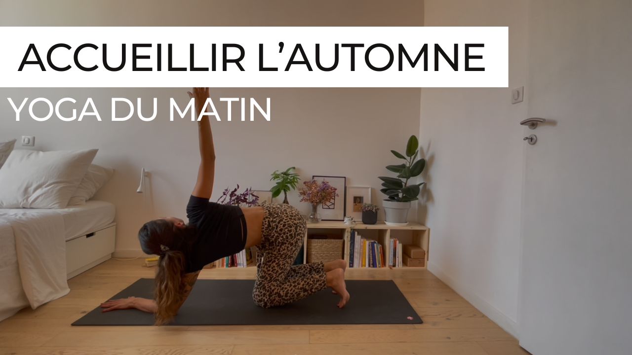 Marie en posture de yoga lors d’une séance de yoga du matin intitulée "Accueillir l’automne".