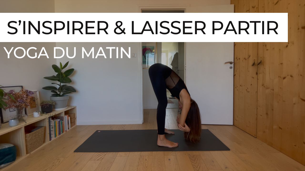 Marie en posture douce lors d’une séance de yoga du matin intitulée "S’inspirer et laisser partir".