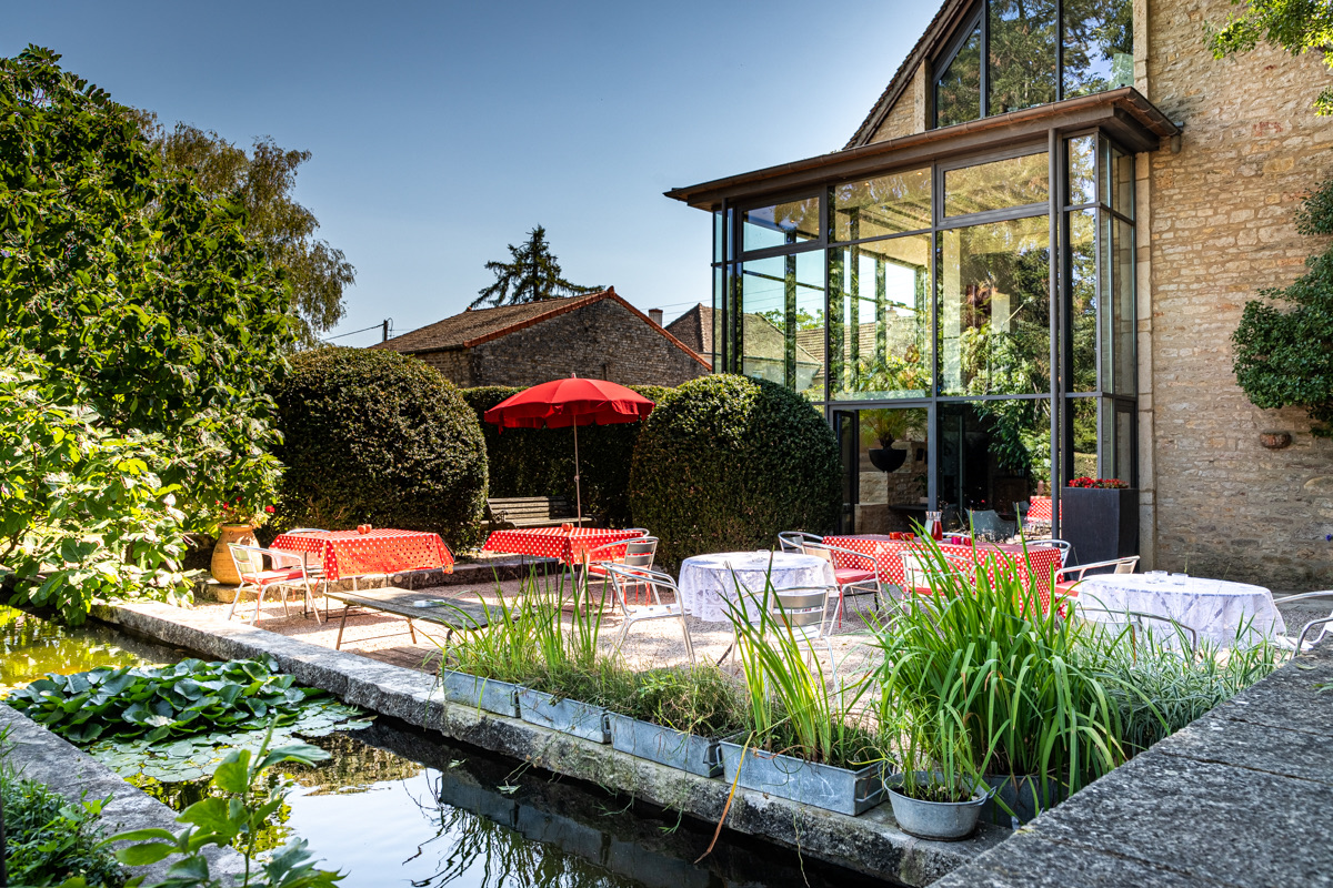 Terrasse en pleine nature avec une ambiance champêtre lors d’une retraite de yoga en Bourgogne.