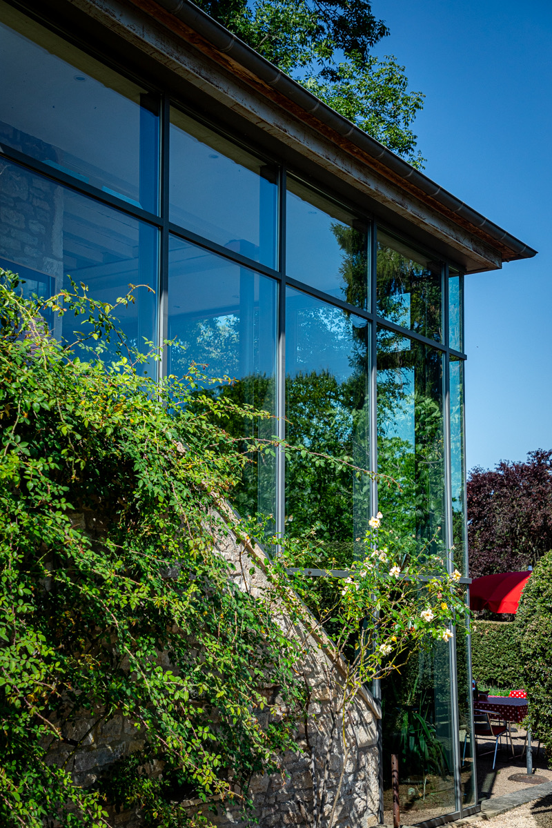 Grande baie vitrée offrant une vue sur la nature lors d’une retraite de yoga en Bourgogne.