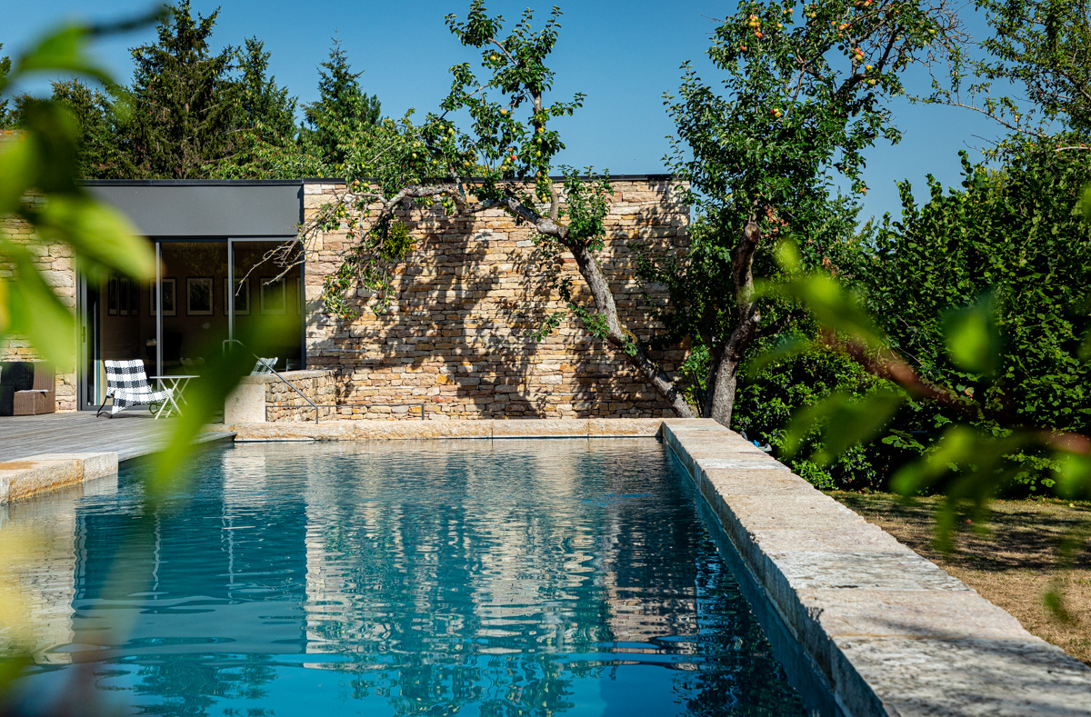 Piscine extérieure entourée de verdure lors d’une retraite de yoga en Bourgogne.