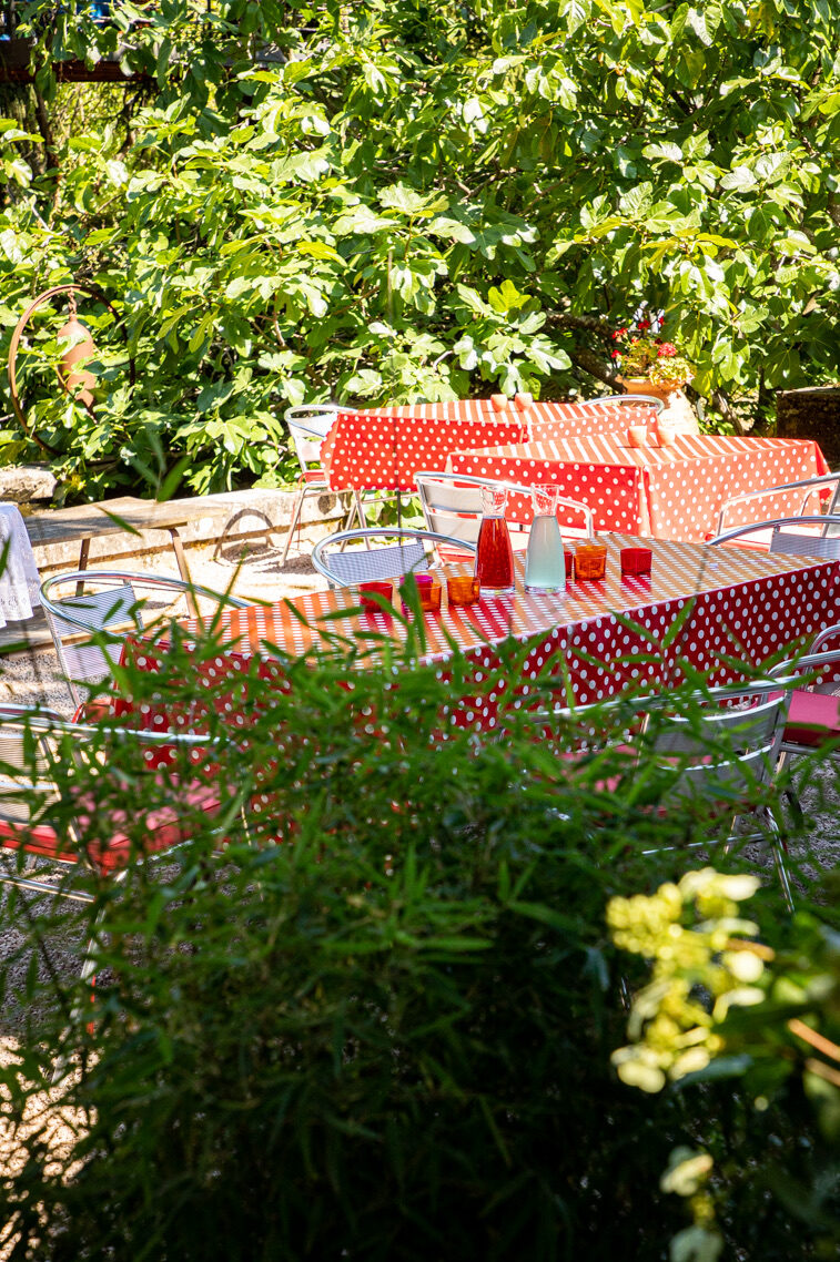 Terrasse en pleine nature avec une ambiance champêtre lors d’une retraite de yoga en Bourgogne.