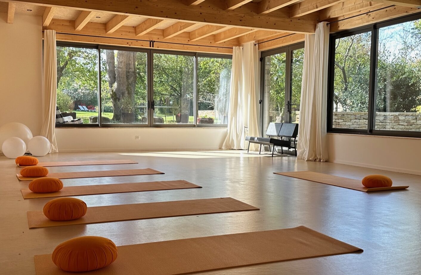 Salle de yoga spacieuse en pleine nature utilisée lors d’une retraite en Bourgogne.