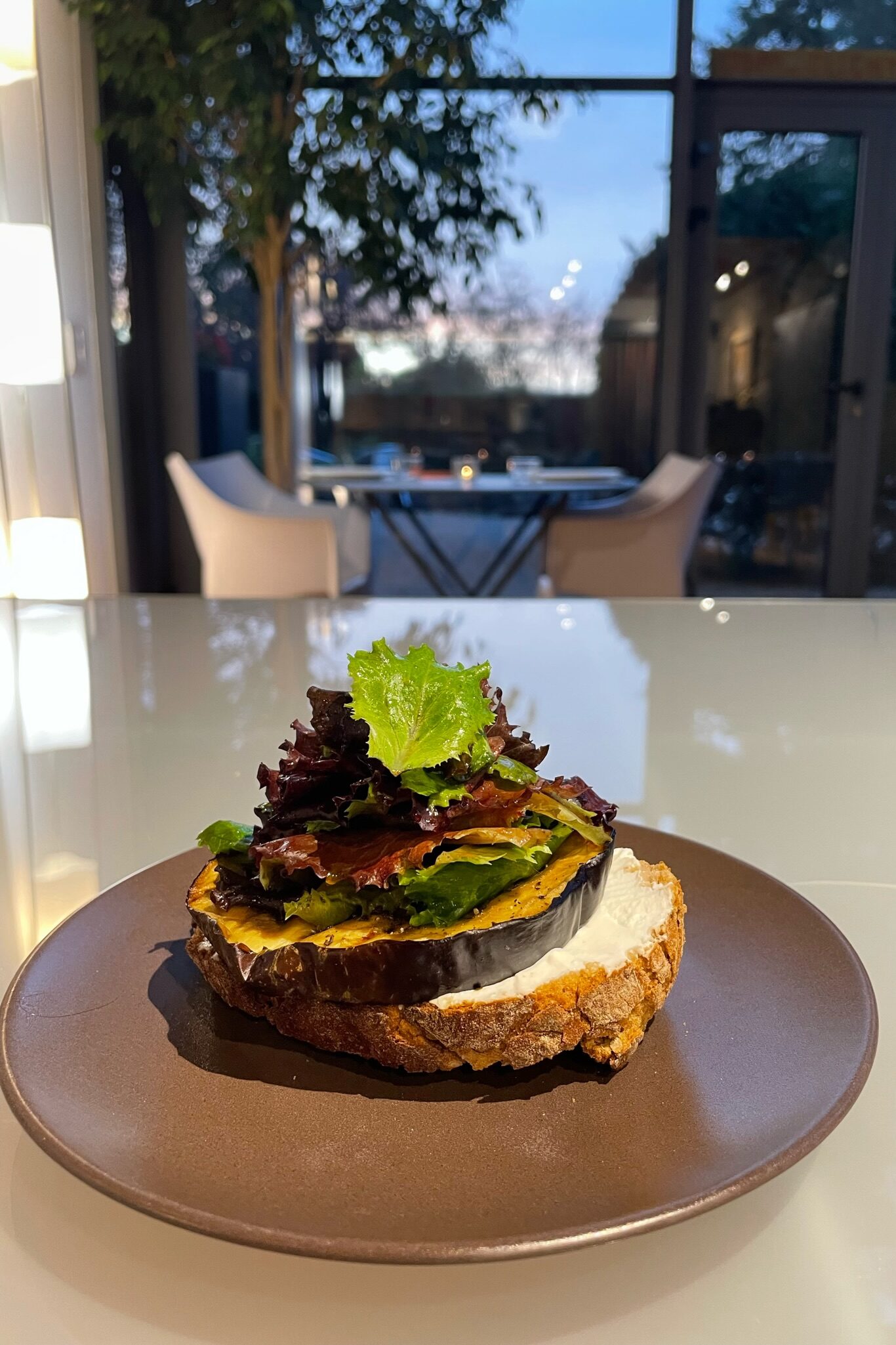 Bruschetta fraîche et colorée servie lors d’une retraite de yoga en Bourgogne.