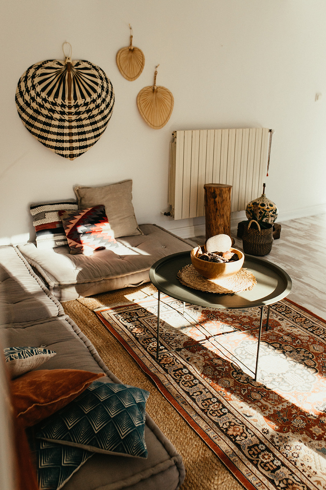 Coin cosy de la salle de yoga aménagé pour la détente lors d’une retraite en Provence.