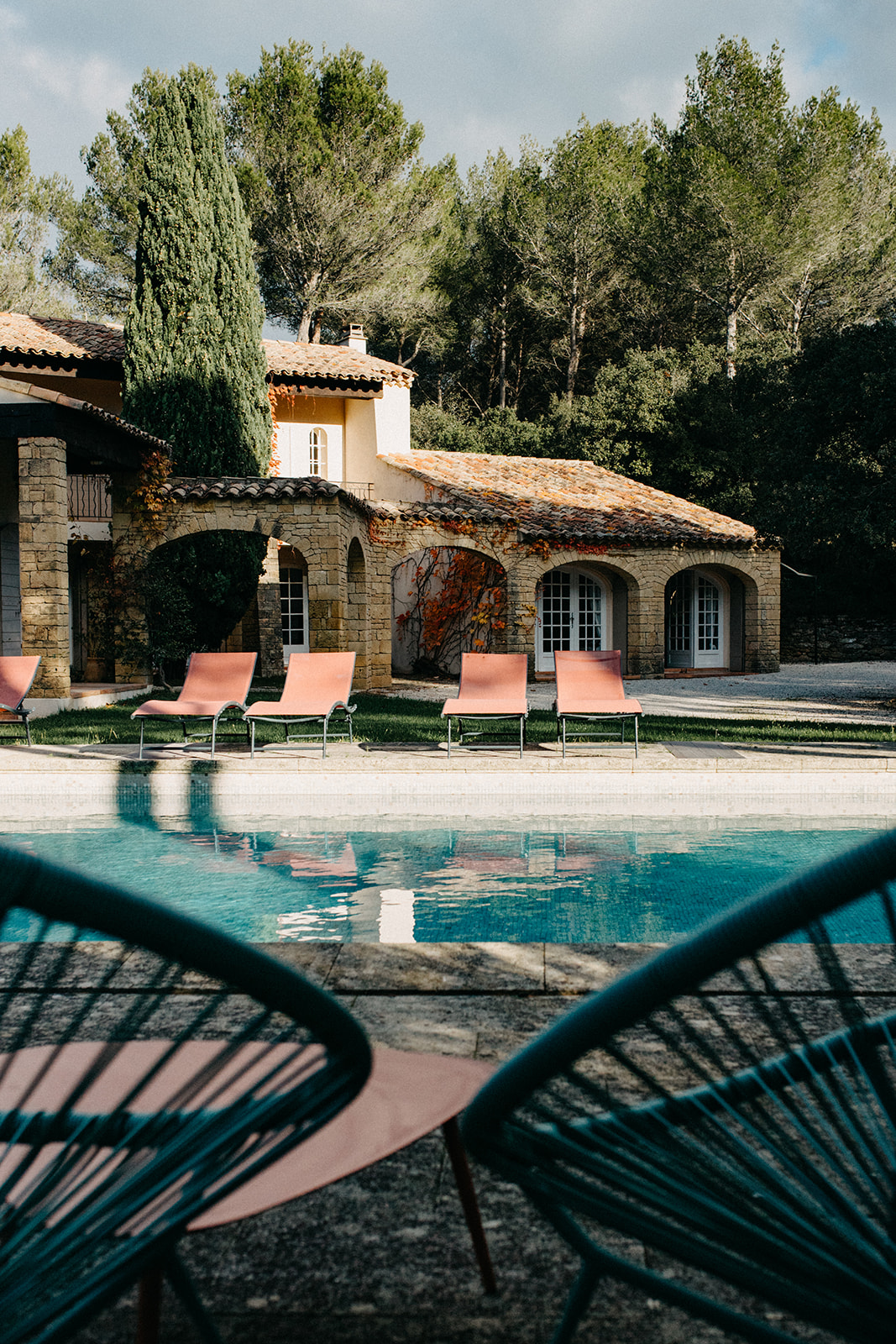 Piscine extérieure entourée de paysages provençaux, utilisée lors d’une retraite de yoga en Provence.