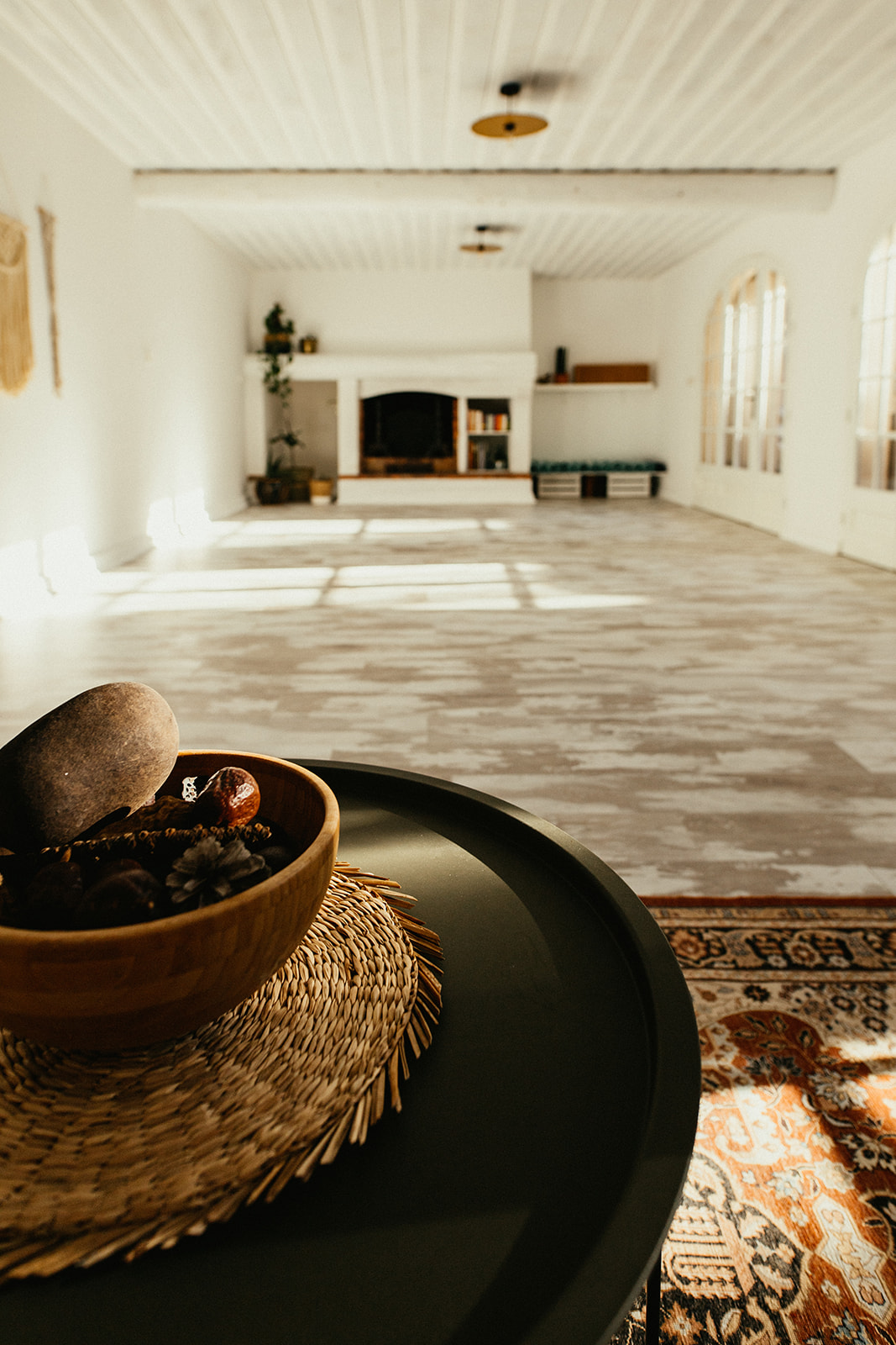 Salle de yoga lumineuse utilisée lors d'une retraite en Provence.