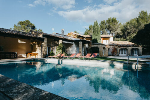 Piscine extérieure entourée de paysages provençaux, utilisée lors d’une retraite de yoga en Provence.