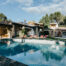 Piscine extérieure entourée de paysages provençaux, utilisée lors d’une retraite de yoga en Provence.