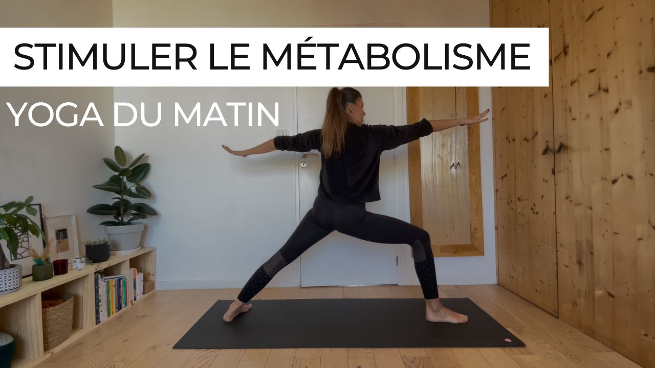 Marie en posture du guerrier lors d'une séance de yoga du matin intitulée "Stimuler le métabolisme".