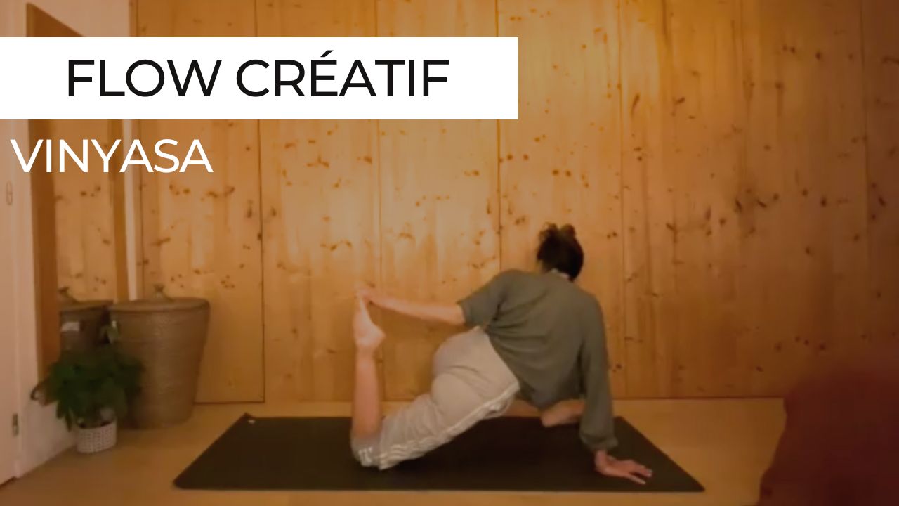 Marie en posture du lézard avec torsion lors d'une séance de vinyasa intitulée "Flow créatif".
