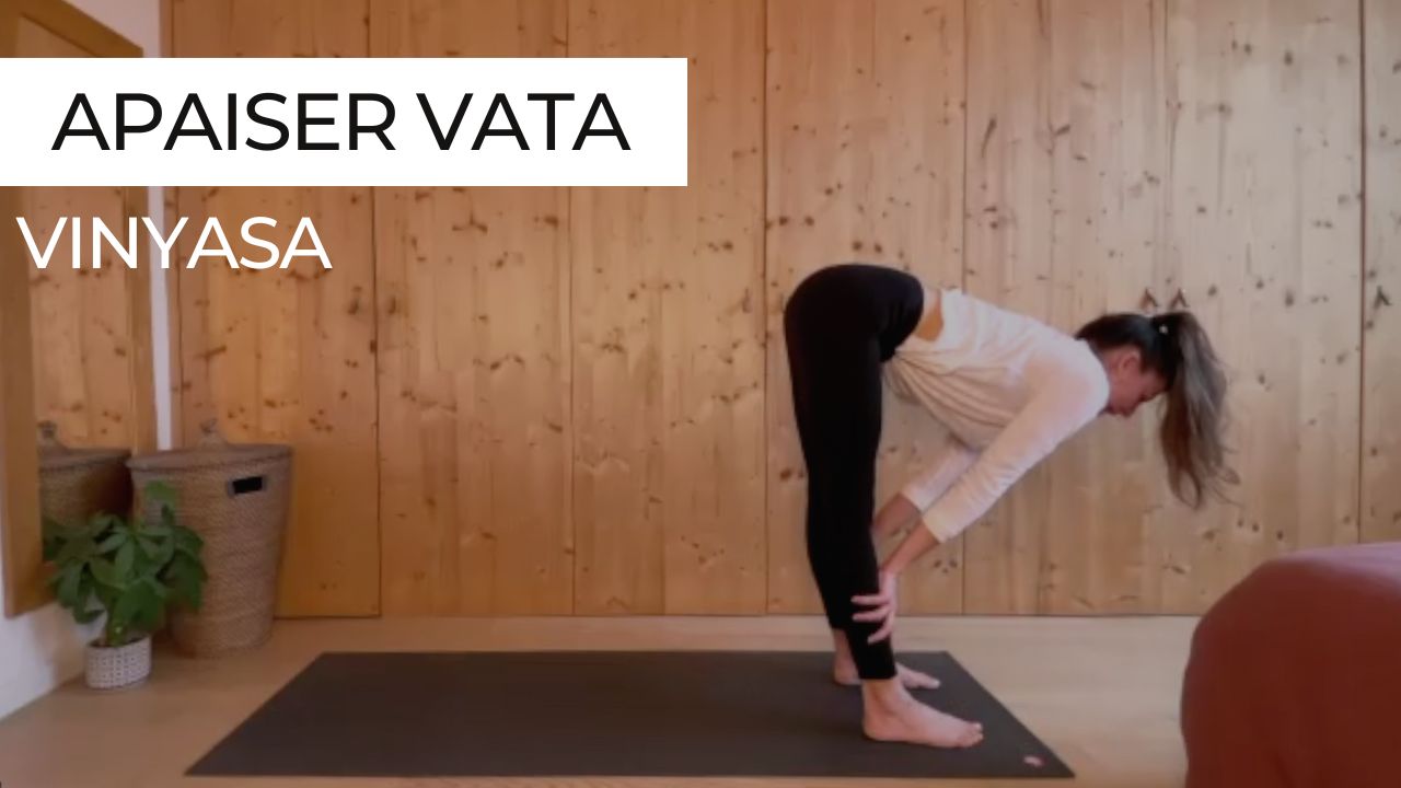 Marie pratiquant une séance de vinyasa intitulée "Apaiser Vata".