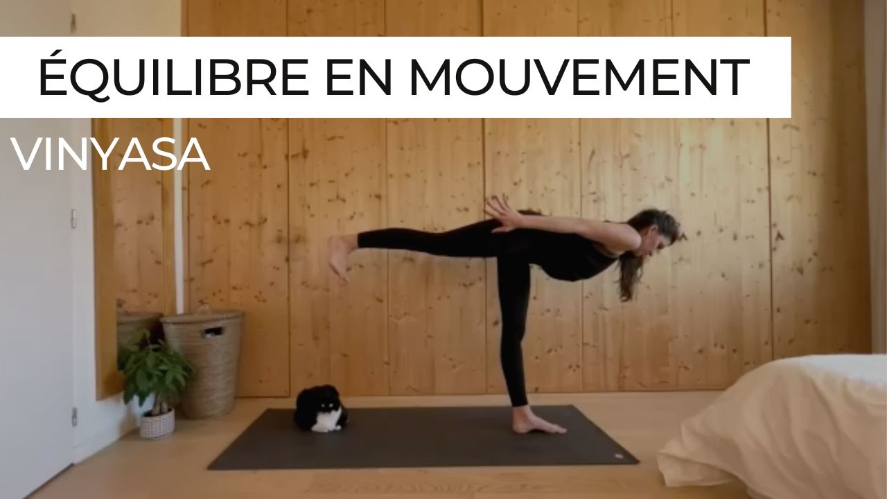 Marie en posture de guerrier 3 lors d'une séance de vinyasa intitulée "Équilibre en mouvement".