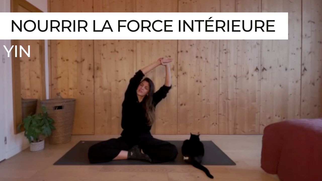 Marie en posture assise avec inclinaison latérale lors d'une séance de Yin Yoga intitulée "Nourrir la force intérieure".