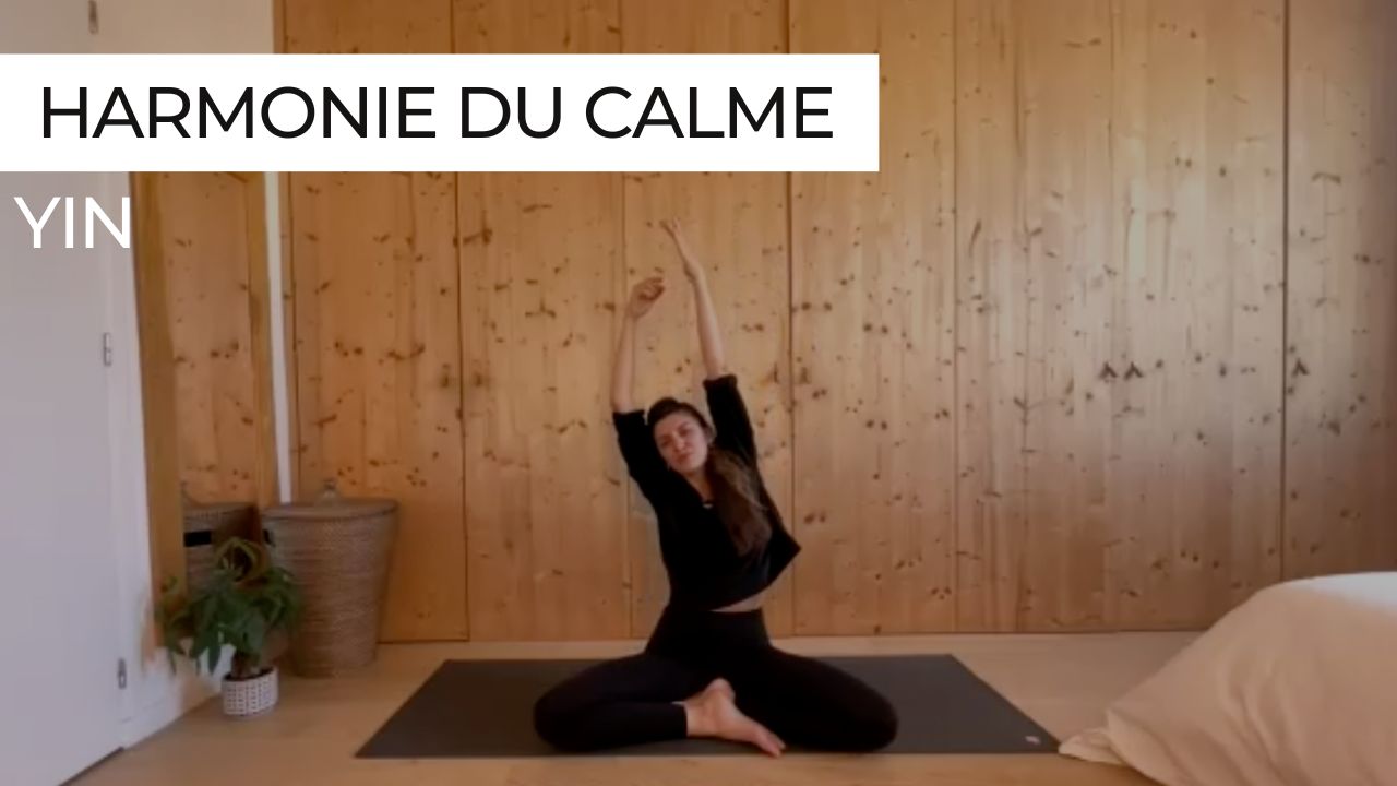 Marie en posture assise avec inclinaison latérale lors d'une séance de Yin Yoga intitulée "Harmonie du calme".