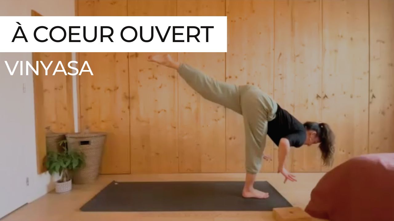 Marie en posture de standing split lors d'une séance de vinyasa intitulée "À cœur ouvert".