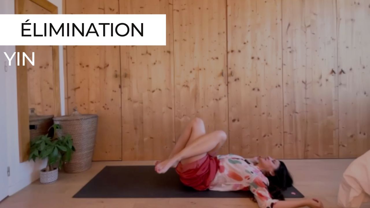 Marie en posture relaxante lors d'une séance de Yin Yoga intitulée "Élimination".