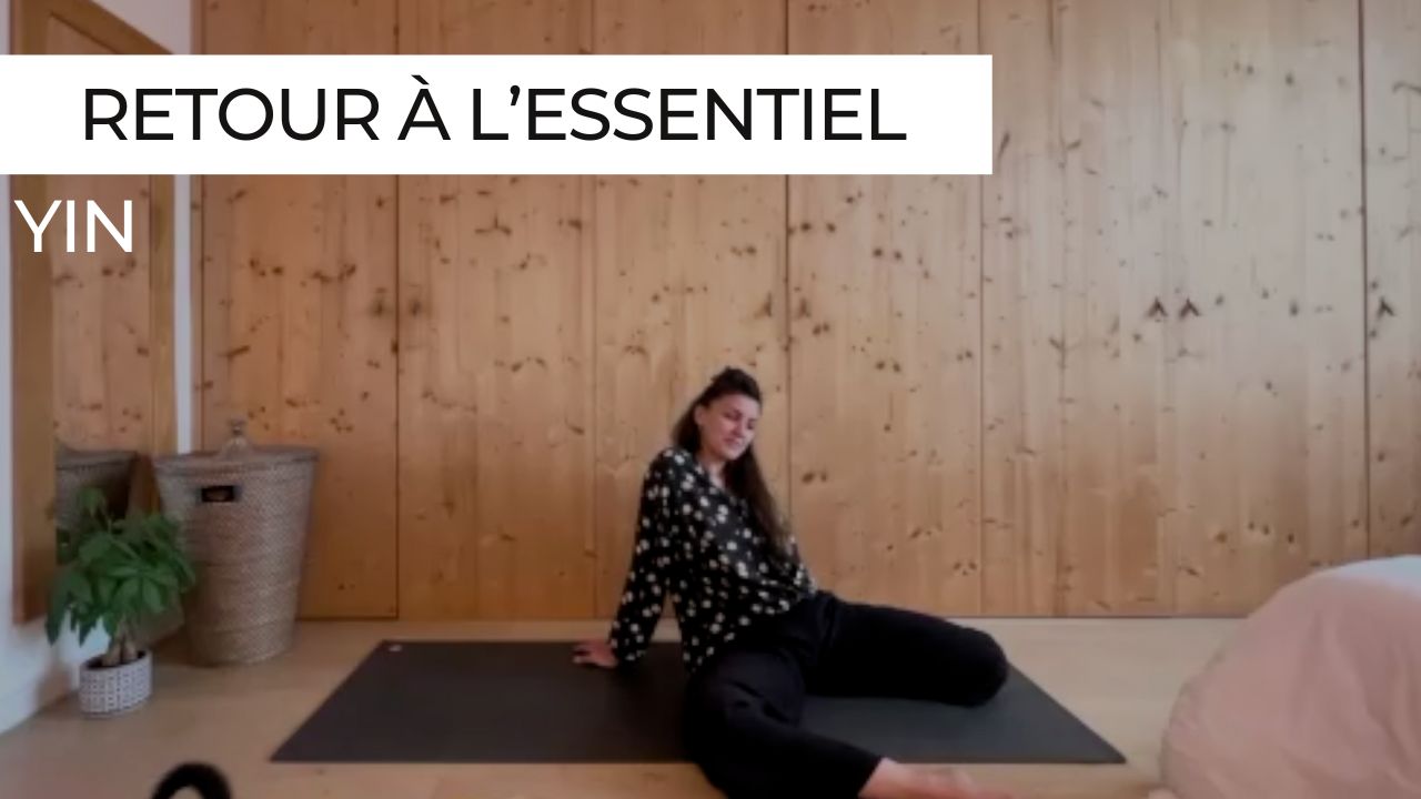 Marie en posture des essuie-glaces lors d'une séance de Yin Yoga intitulée "Retour à l'essentiel".
