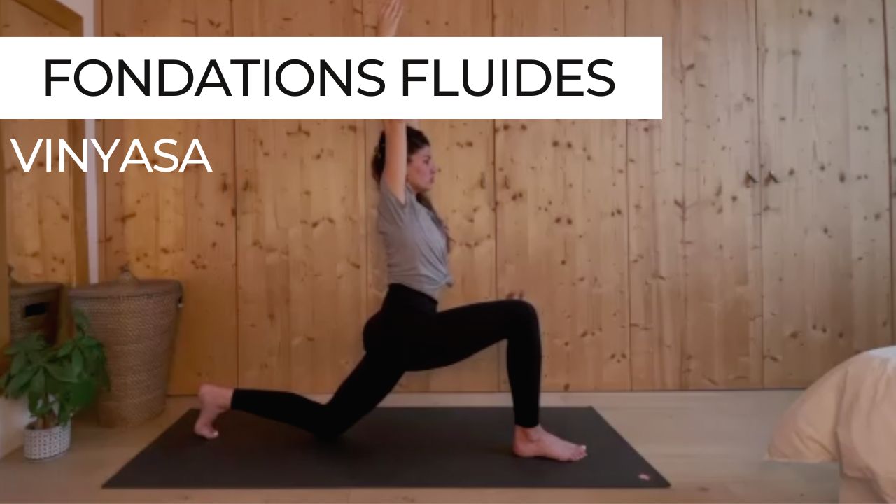 Marie en posture de fente basse lors d'une séance de vinyasa intitulée "Fondations fluides".