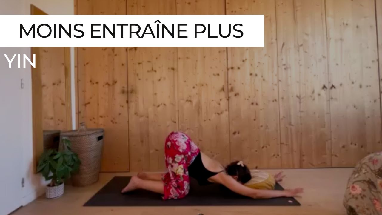 yin yoga moins entraîne plusMarie en posture d'anahatasana lors d'une séance de Yin Yoga intitulée "Moins entraîne plus".
