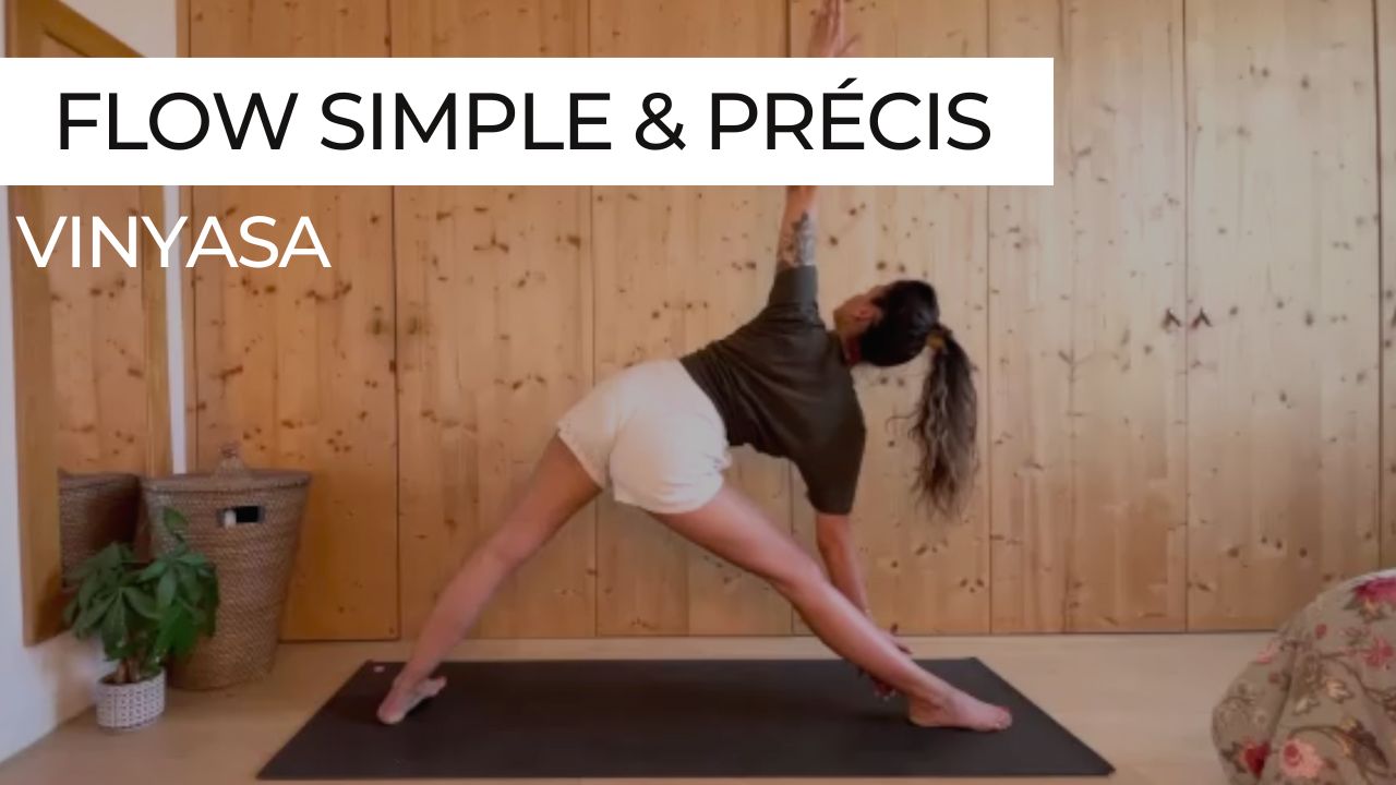Marie en posture du triangle lors d'une séance de vinyasa intitulée "Flow simple et précis".