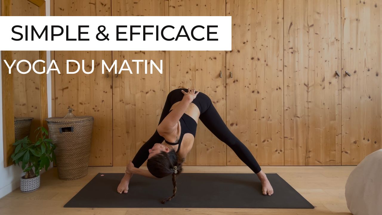Marie en posture de prasarita avec torsion lors d'une séance de yoga du matin intitulée "Simple et efficace".