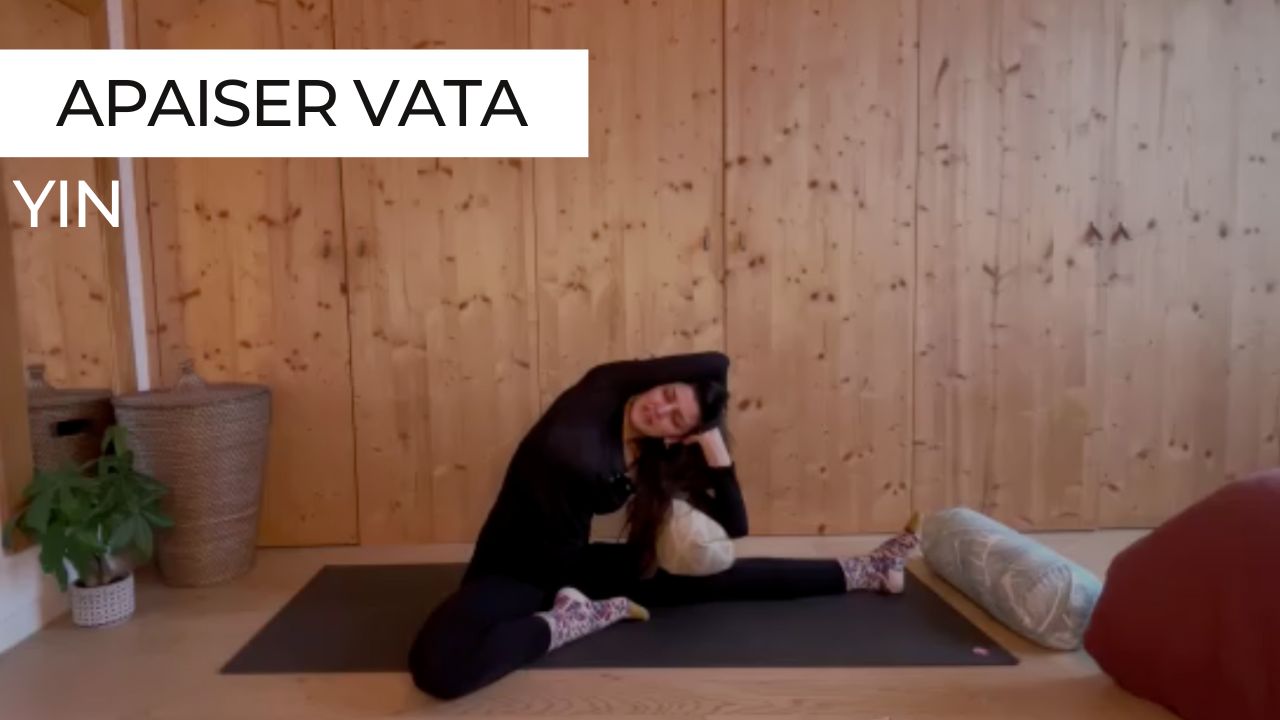 Marie en posture de demi-papillon avec inclinaison latérale lors d'une séance de Yin Yoga intitulée "Apaiser Vata".