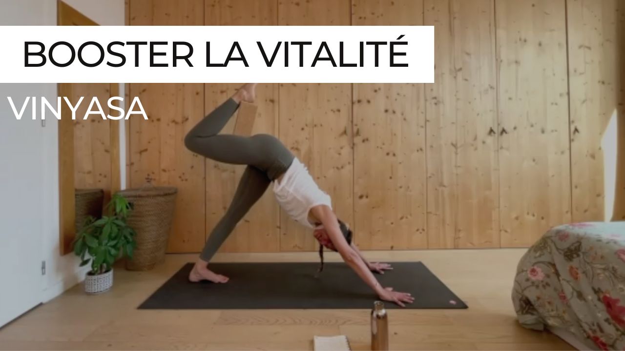 Marie en posture du chien tête en bas lors d'une séance de vinyasa intitulée "Booster la vitalité".
