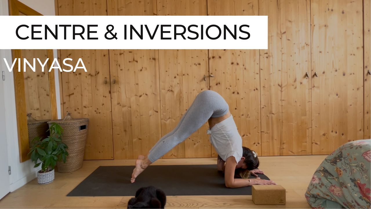 Marie en posture du dauphin lors d'une séance de vinyasa intitulée "Centre et inversions".