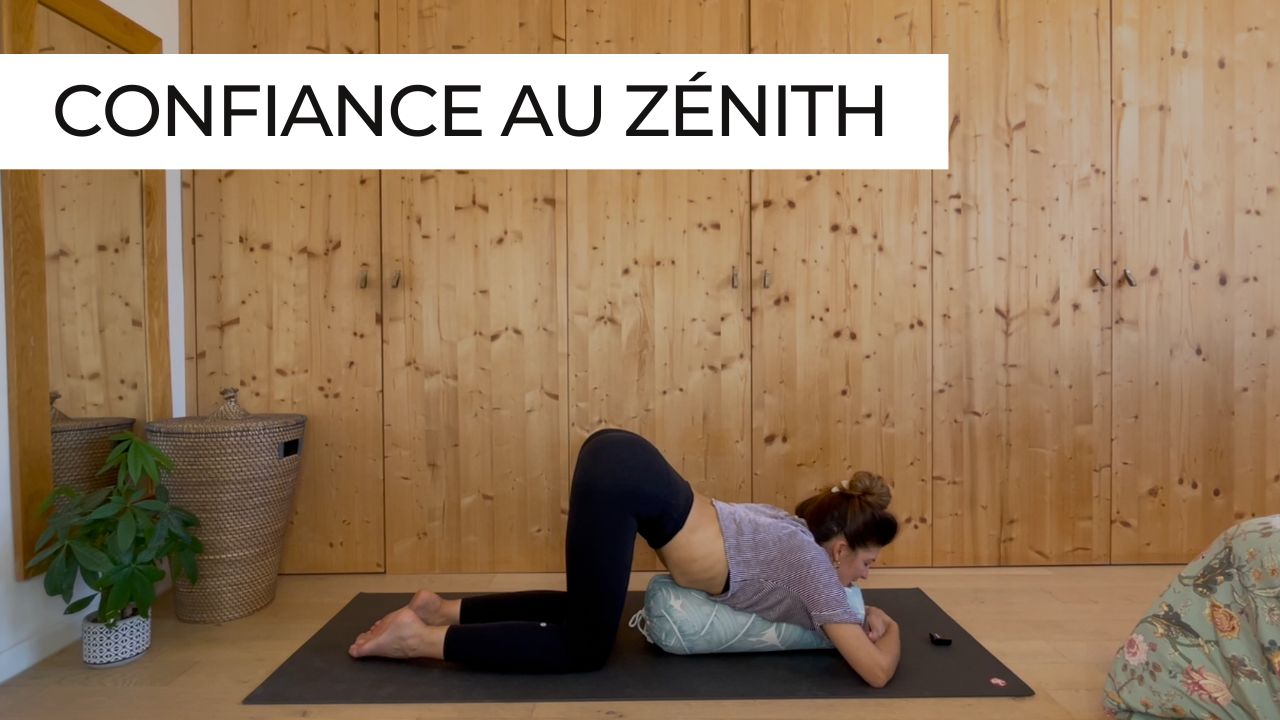 Marie en posture d'anahatasana lors d'une séance de Yin Yoga intitulée "Confiance au zénith".