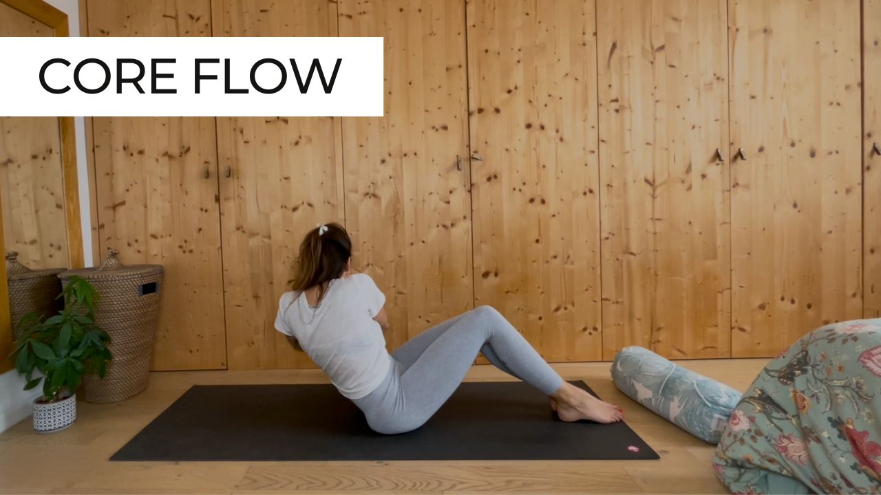 Marie faisant des abdominaux lors d'une séance de yoga dynamique intitulée "Core Flow".