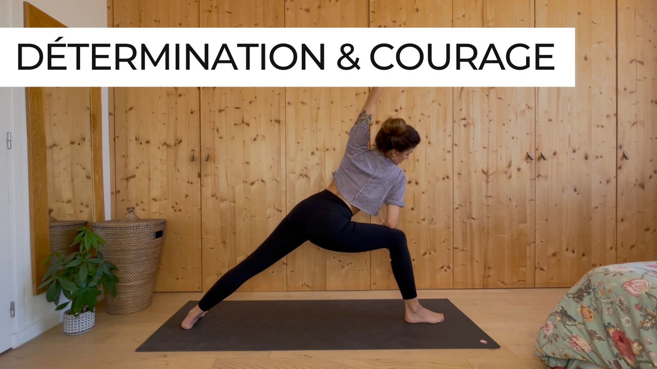 Marie en posture du guerrier lors d'une séance de vinyasa intitulée "Détermination et courage".