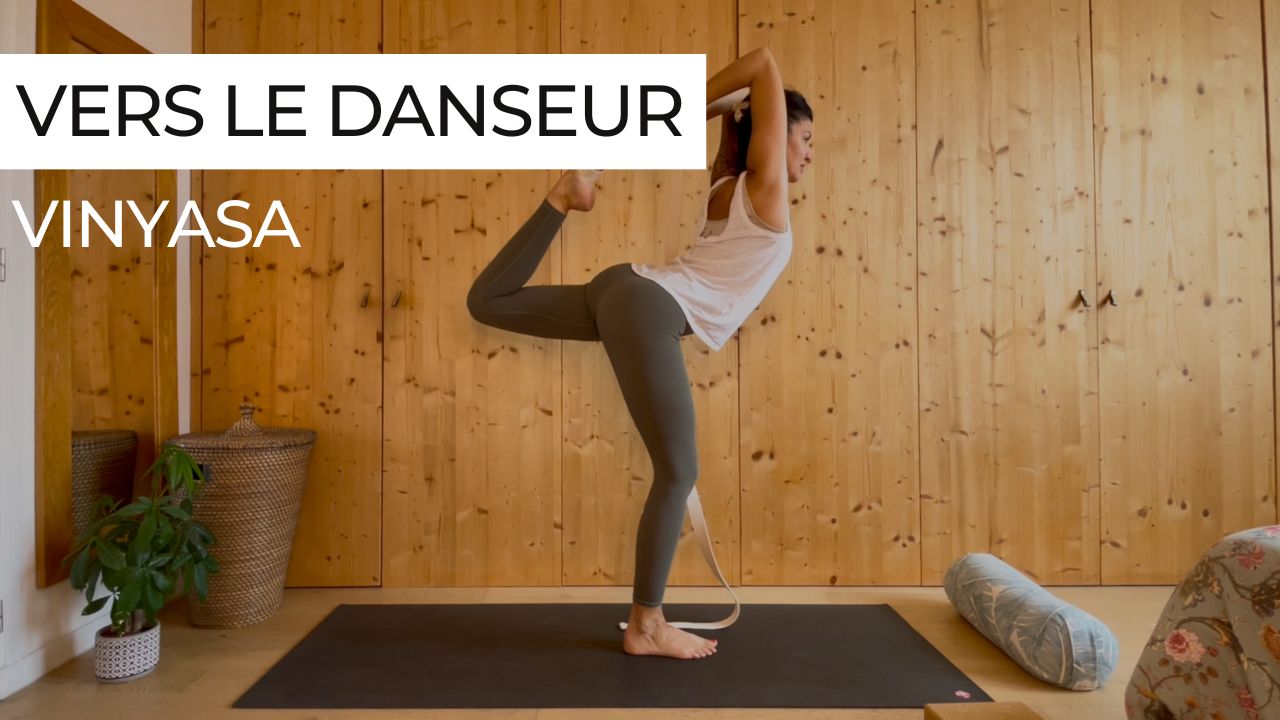 Marie en posture de Natarajasana avec une sangle lors d'une séance de vinyasa intitulée "Vers le danseur".