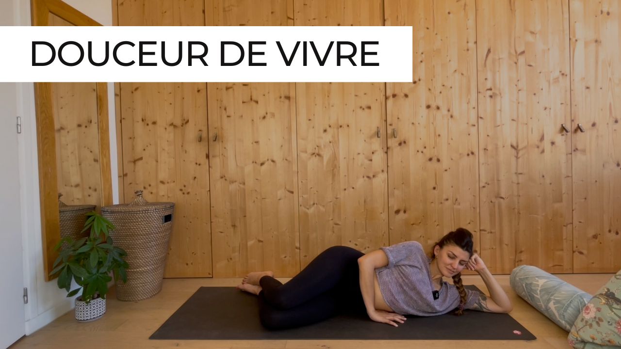 Marie en posture allongée sur le côté lors d'une séance de Yin Yoga intitulée "Douceur de vivre".