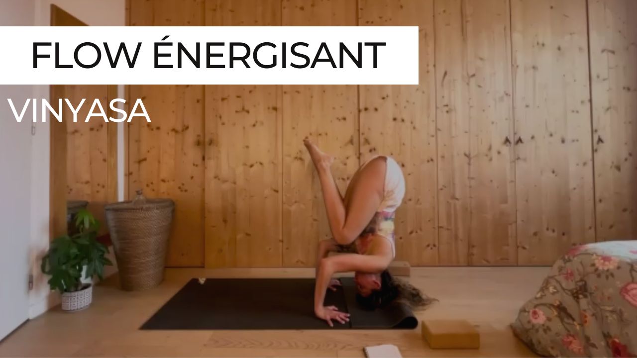 Marie en posture sur la tête lors d'une séance de vinyasa intitulée "Flow énergisant".